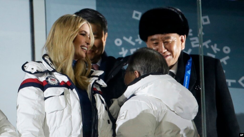 时任美国总统特朗普的女儿伊万卡和朝鲜劳动党中央委员会副委员长金英哲（右）在平昌冬奥会闭幕式上（美联社 ）(photo:VOA)