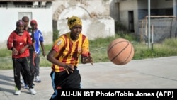 Des jeunes filles jouent au basketball à Mogadiscio, Somalie, le 6 juillet 2013.