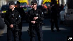Polisi memblokade lokasi terjadinya serangan teroris di Trebes, Perancis Selatan, Jumat (23/3). 