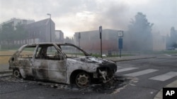 13일 프랑스 북부에서 빈곤층 젊은이들의 소요 사태가 발생한 가운데, 불에 탄 자동차. 