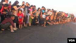 Warga Bantul, Yogyakarta ramai-ramai mengantar anak penyu, atau tukik, ke laut lepas. (Foto: VOA/Nurhadi Sucahyo)