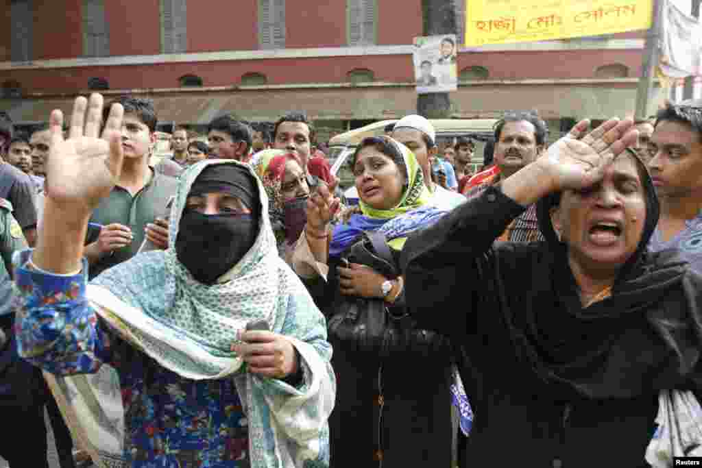 Relatives react as a police van carrying prisoners arrives at the gate of the central jail after the verdict was announced for a 2009 mutiny, Dhaka, Nov. 5, 2013.
