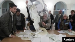 Подсчет голосов на одном из избирательных участков. Киев, Украина. 28 октября 2012 года