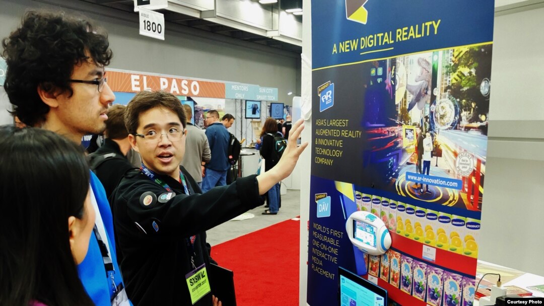 Seorang karyawan Slingshot menjelaskan tentang produk-produk AR/VR perusahaan teknologi tersebut kepada pengunjung SXSW. (Foto courtesy: WIR).