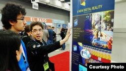 Seorang karyawan Slingshot menjelaskan tentang produk-produk AR/VR perusahaan teknologi tersebut kepada pengunjung SXSW. (Foto courtesy: WIR).