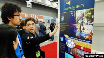 Seorang karyawan Slingshot menjelaskan tentang produk-produk AR/VR perusahaan teknologi tersebut kepada pengunjung SXSW. (Foto courtesy: WIR).