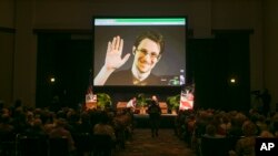 Edward Snowden berbicara melalui sambungan video langsung dari Rusia, saat penyerahan penghargaan di kota Molde, Norwegia Barat, Sabtu (5/9).