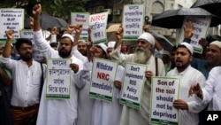 Para aktivis etnis minoritas Benggala melakukan aksi di Kolkata untuk memrotes rancangan "Daftar Kewarganegaraan Nasional" di negara bagian Assam yang mengancam 4 juta orang lebih kehilangan kewarganegaraan. 