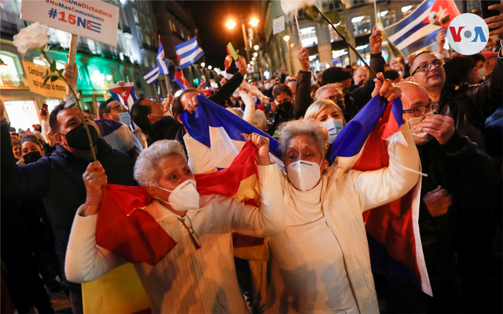 Miembros de la comunidad cubana protestan desde Madrid, España. Noviembre 15 de 2021. Foto: Reuters