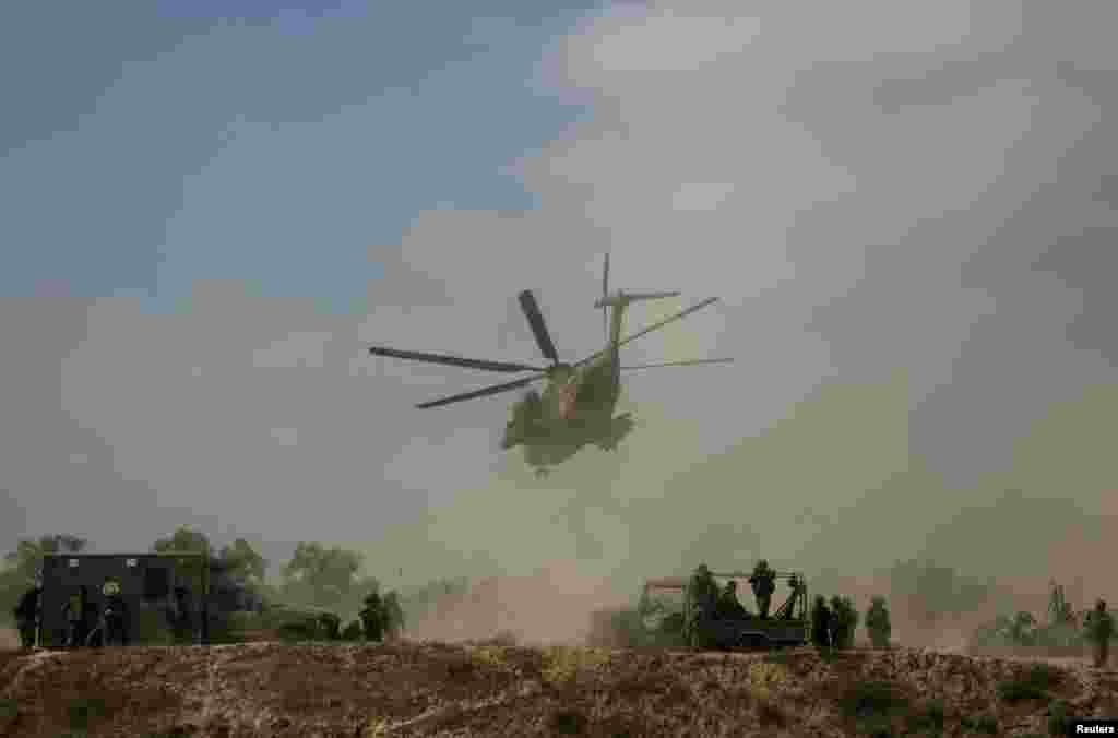 An Israeli military helicopter evacuates soldiers, wounded during an offensive in Gaza, near the border with the central Gaza Strip, July 23, 2014. 