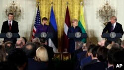 Predsednik Tramp na konferenciji za novinare sa predsednicima Estonije, Litvanije i Letonije u Istočnoj sobi Bele kuće