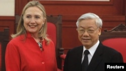 U.S. Secretary of State Hillary Clinton (L) poses for a photo with Vietnam's Communist Party's General Secretary Nguyen Phu Trong at the Party's Head Office in Hanoi, July 10, 2012.