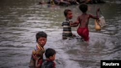 Les Rohingya fuient la violence en traversant la rivière Naf le long de la frontière entre le Bangladesh et la Birmanie à Palong Khali, au Bangladesh, le 1er novembre 2017.