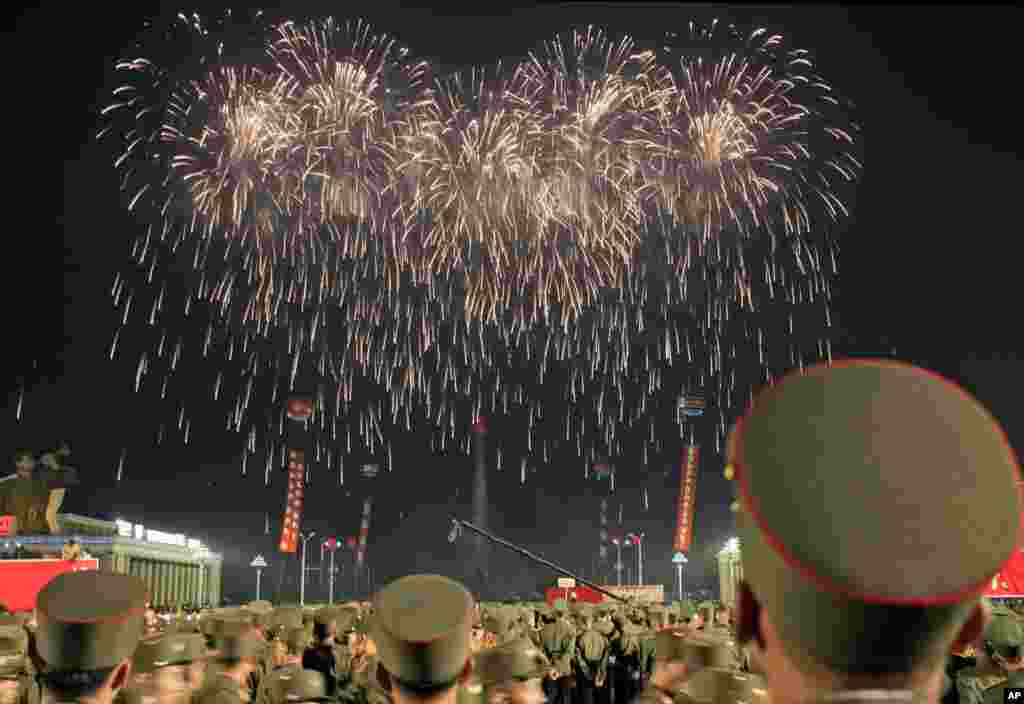 평양 김일성광장에서 열린 불꽃놀이에서 북한 군인들 머리 위로 불꽃이 터지고 있다.