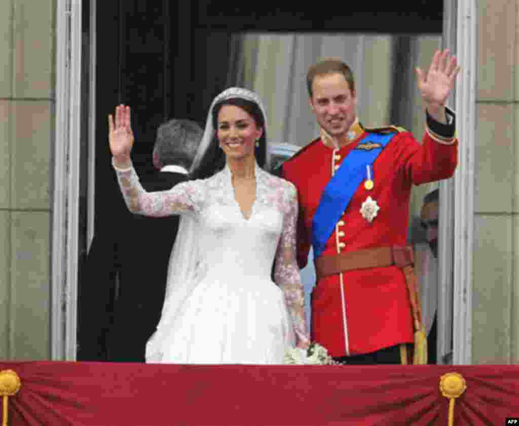 Принц Вільям із дружиною Кейт вітають публіку з балкона Букінгемського палацу
