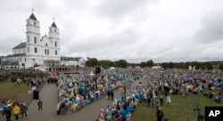 Fieles católico se reúnen para esperar al papa Francisco quien celebrará misa en el Templo Madre de Dios en Aglona, Letonia, el lunes, 24 de septiembre de 2018.
