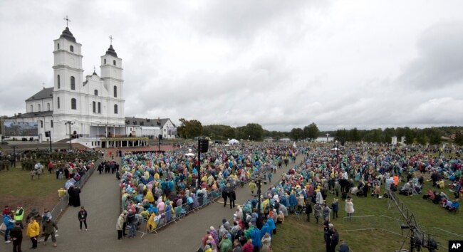 Fieles católico se reúnen para esperar al papa Francisco quien celebrará misa en el Templo Madre de Dios en Aglona, Letonia, el lunes, 24 de septiembre de 2018.