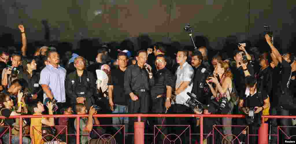 Malaysian opposition leader Anwar Ibrahim speaks during a rally to protest Sunday's election results at a stadium in Kelana Jaya, May 8, 2013. 