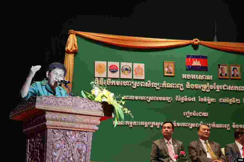 លោកស្រី ភឿង សកុណា រដ្ឋមន្ត្រីក្រសួងវប្បធម៌ និងវិចិត្រសិល្បៈ នៅក្នុងពិធីបើកមហោស្រពសិល្បៈកំណាព្យ និងចម្រៀងខ្មែរជាសាកលលើកទី៤ ឆ្នាំ២០១៦ នៅឯមហោស្រពចេនឡា រាជធានីភ្នំពេញ កាលពីថ្ងៃទី១៧ ខែវិច្ឆិកា ឆ្នាំ២០១៦។ (ហ៊ាន សុជាតា/VOA)