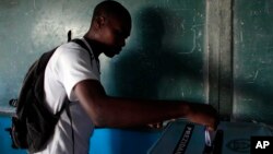 Un électeur exerce son devoir civique dans le centre de Pétionville, en Haïti, le 25 octobre 2015.