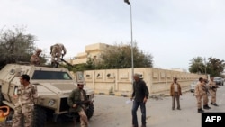 Tentara Libya mengamankan jalan-jalan di Tripoli setelah milisi diperintahkan meninggalkan ibukota, Senin (18/11). 