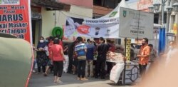 Suasana operasi pasar gula pasir di Solo, Sabtu (9/5) di tengah mahalnya harga komoditas pangan tersebut selama pandemi corona. (Foto: VOA/ Yudha Satriawan)