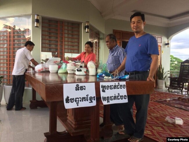 រូបឯកសារ៖ លោក ជា ជីវ (ចំពីមុខ) អតីតប្រធានប្រតិបត្តិខេត្តបាត់ដំបងរបស់គណបក្សសង្រ្គោះជាតិ ក្នុងពិធីជួបជុំហូបនំបញ្ចុកមួយនៅខេត្តបាត់ដំបង កាលពីថ្ងៃទី២៧ ខែមីនា ឆ្នាំ២០១៨ ដែលត្រូវបានតាមឃ្លាំមើលដោយនគរបាល។ (រូបថតផ្តល់ឲ្យ)