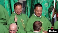 中国主教郭金才与杨晓亭在梵蒂冈圣伯多禄广场参加弥撒（2018年10月3日）。