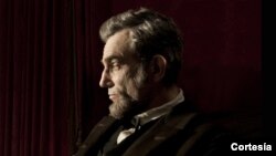 El actor británico Daniel Day-Lewis, en el papel de Lincoln, obtuvo una de las siete nominaciones a los premios Globo de Oro.