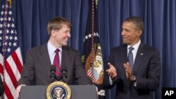 President Barack Obama (r) and the new director of the Consumer Financial Protection Bureau, Richard Cordray, Jan. 6, 2012