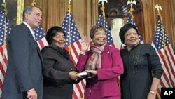 សមាជិកា​​សភា​ស.រ.អ.​ លោកស្រី​ Eddie Bernice Johnson មក​​ពី​​គណ:បក្ស​​ប្រជាធិបតេយ្យ​​ ពី​​រដ្ឋ​​ Texas​ ​ទី​​ពីរ​​ពី​​ស្ដាំ​ ចូល​​រួម​​ក្នុង​​ពិធី​​ស្បថ​​សច្ចា​​ប្រណិធាន​​ ជា​​មួយ​​លោក​​ John Boehner​ ប្រធាន​​រដ្ឋសភា​​ ពី​​រដ្ឋ​​អូហាយយ៉ូ​​ នៅ​​វិមាន​​កាពីត