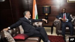 The International Criminal Court's chief prosecutor, Luis Moreno-Ocampo (L) speaks with Ivorian Prime Minister Guillaume Soro at the Prime Minister's residence in Abidjan, October 14, 2011.