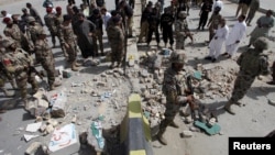 Security officials gather at the site of a bomb explosion in Quetta, Pakistan, Aug. 11, 2016.