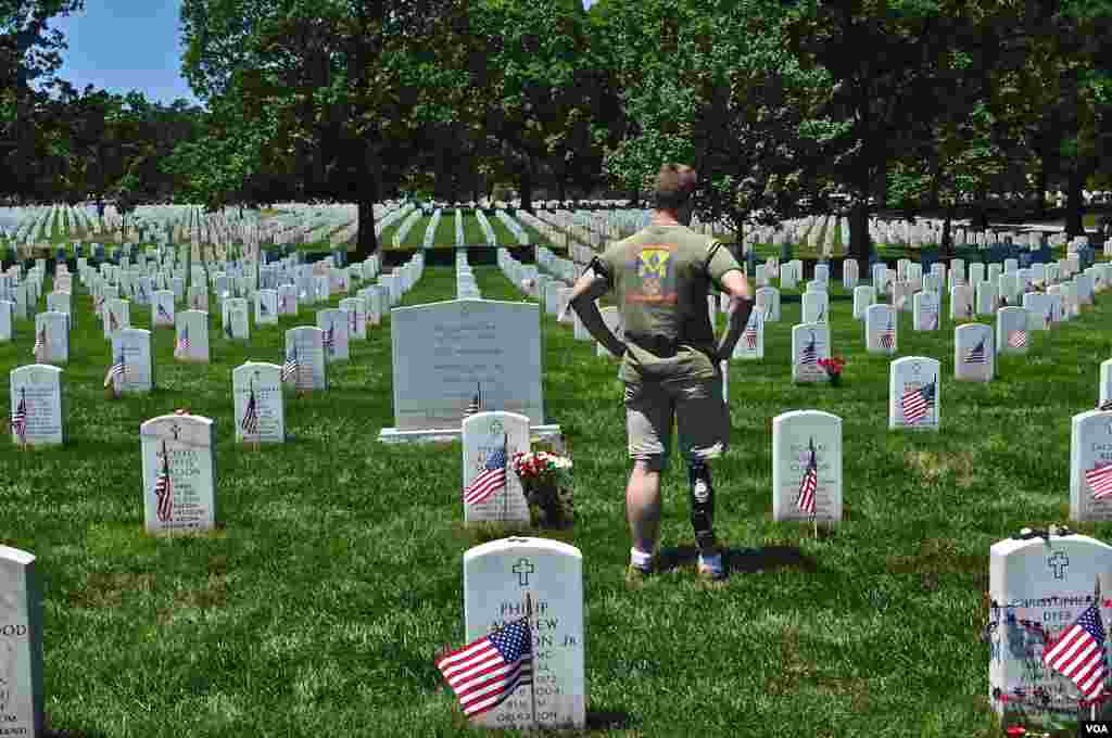 Một cựu chiến binh đến viếng Nghĩa trang Quốc gia Arlington, b&ecirc;n ngo&agrave;i thủ đ&ocirc; Washington nh&acirc;n lễ Chiến Sĩ Trận Vong. (Ảnh của D. Manis/VOA)