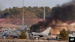 El humo se eleva de una base militar en España tras estrellarse un avión militar griego.
