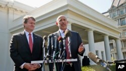 高盛公司董事长布兰克费恩（右）与美国银行CEO莫尼汉10月2日在白宫外向记者发表讲话。
