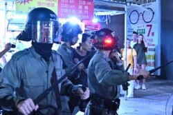 《荷里活報道》的文章說，對於香港的暴力鎮壓抗議，荷里活一直保持沉默。圖為一名身份不明的男子在香港一次集會後被防暴警察帶走。(2019年10月5日)