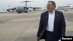 U.S. Secretary of Defense Leon Panetta walks across the tarmac as he transfers planes from a C-17 military aircraft to his Boeing E4-B prior to departing for San Francisco, California, November 16, 2012.