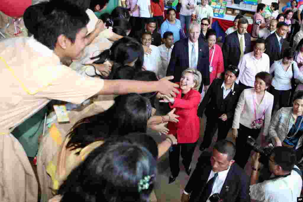 Hillary Clinton greets students upon arrival at the flood-stricken Malanday National High School at Marikina city, Philippines, November 12, 2009. 