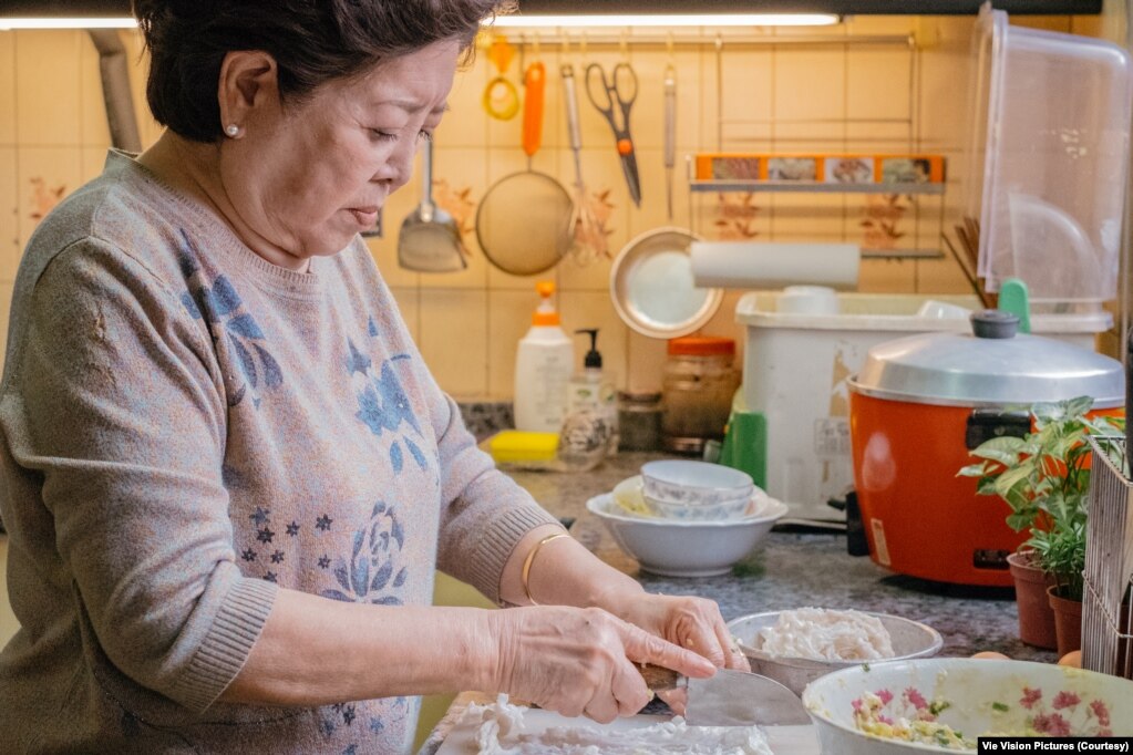 电影《孤味》中的秀英阿嬷一辈子靠着卖虾捲，养大三个女儿。 （威视电影授权提供）(photo:VOA)