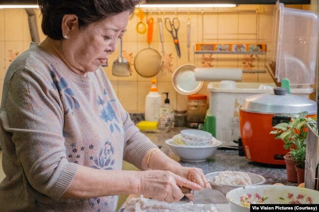 電影《孤味》中的秀英阿嬤一輩子靠著賣蝦捲，養大三個女兒。 （威視電影授權提供）