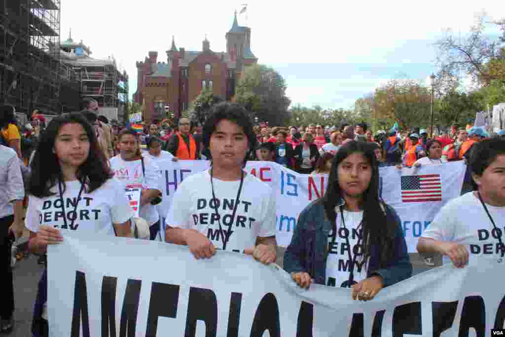 Un grupo de niños encabezaron la marcha por la dignidad y el respeto de los inmigrantes en Washington, el martes 8 de octubre.