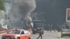 La police anti-émeute ivoirienne disperse les manifestants qui ont brûlé des barricades sur la route lors d'une manifestation contre le troisième mandat du président Alassane Ouattara dans le quartier de la Riviera Anono à Abidjan, le 13 août 2020. ( Issouf SANOGO / AFP)