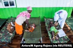 Anak-anak yang sakit dirawat oleh petugas kesehatan di sebuah rumah sakit di Agats, Kabupaten Asmat, 22 Januari 2018. (Foto: Antara/M Agung Rajasa via REUTERS)