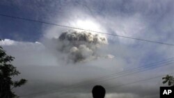 Api masih menyala setelah kapal tongkang menabrak pipa gas di Perot Bay di Lafourche Parish, Louisiana, Amerika Serikat, sekitar 30 km sebelah selatan kota New Orleans.