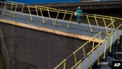 Seorang pekerja berjalan melewati proyek ekspansi Panama Kanal di Panama City, Sabtu (25/6). 