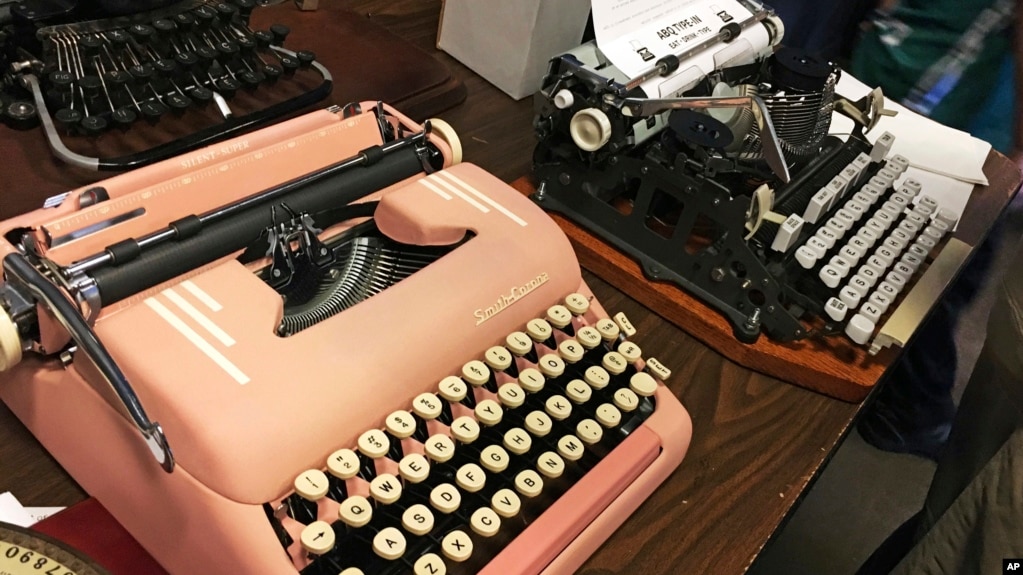 Vintage Typewriters Gain Fans Amid Digital Burnout Vintage Typewriters Are On Display At A Type In Albuquerque N M