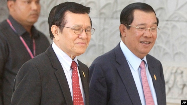 រូបឯកសារ៖ លោកនាយករដ្ឋមន្ត្រី ហ៊ុន សែន (ស្តាំ) ដើរជាមួយនឹងលោក កឹម សុខា អនុប្រធានគណបក្សសង្គ្រោះជាតិ (ឆ្វេង) នៅពេលសម្រាកពីកិច្ចប្រជុំនៅរដ្ឋសភាជាតិ កាលពីថ្ងៃពុធ ទី៧ ខែធ្នូ ឆ្នាំ២០១៦។