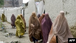 Des femmes réfugiées afghanes marchent dans un camp de réfugiés à Peshawar, le 12 février 2020. (Photo AFP/ d'Abdul MAJEED)