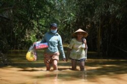 Hai phụ nữ ở xã Tịnh An, Quảng Ngãi trên con đường bị ngập do mưa lũ ngày 29/10/2020.